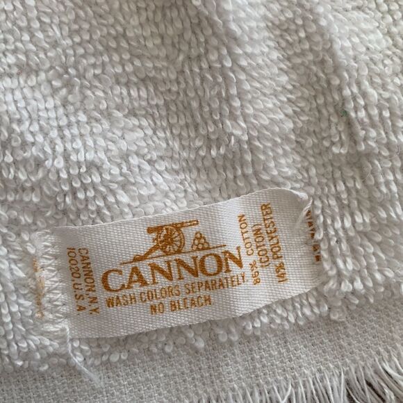 2 Vtg white Christmas hand towels - Picture 6 of 6